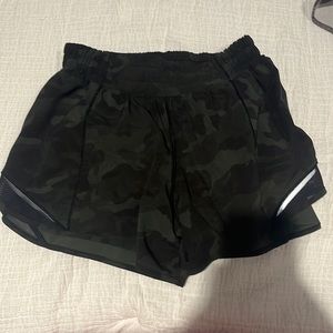 Lululemon Hotty Hot 4inch inseam shorts